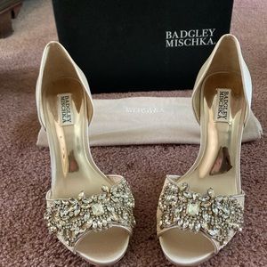 BADGLEY MISCHKA ANDREA PEEPTOE NUDE SATIN HEEL- SIZE 8.5 NEW CONDITION!